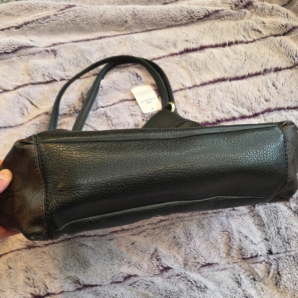 Coach Black Leather Shoulder Bag with Textured Design - Picture 8 of 8